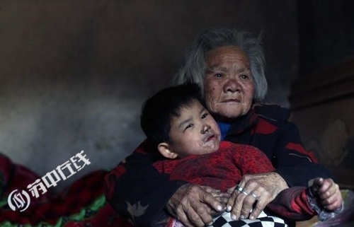 y里番 书页间的里番线条简单直白